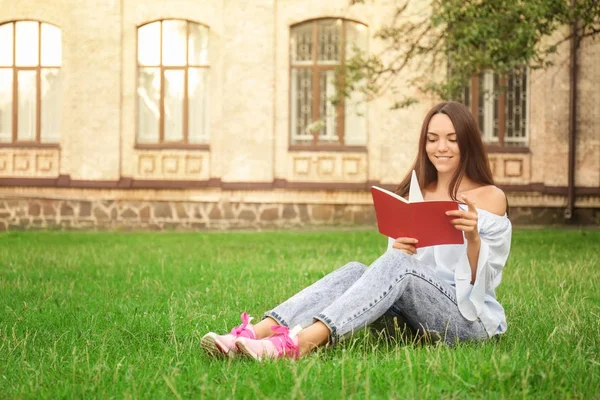 Jeune étudiante lisant dans le parc — Photo
