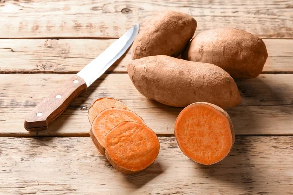 Süßkartoffeln und Messer — Stockfoto