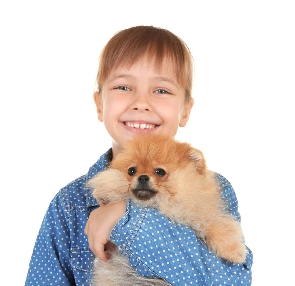 Jolie fille avec petit chien sur fond blanc — Photo