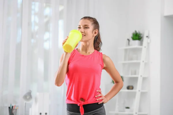 Žena pití proteinový koktejl — Stock fotografie