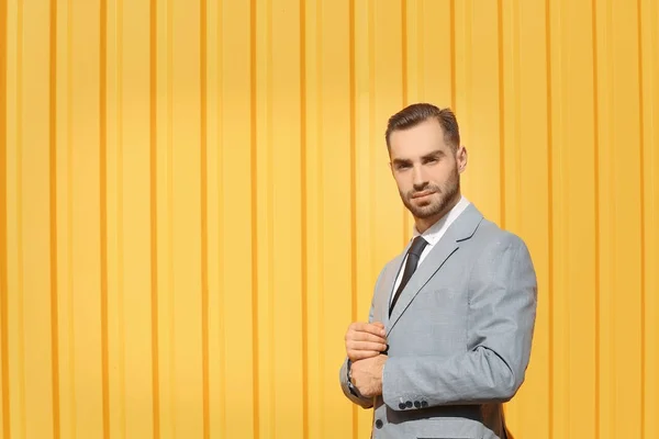 Stilig man i elegant kostym på färgbakgrund — Stockfoto