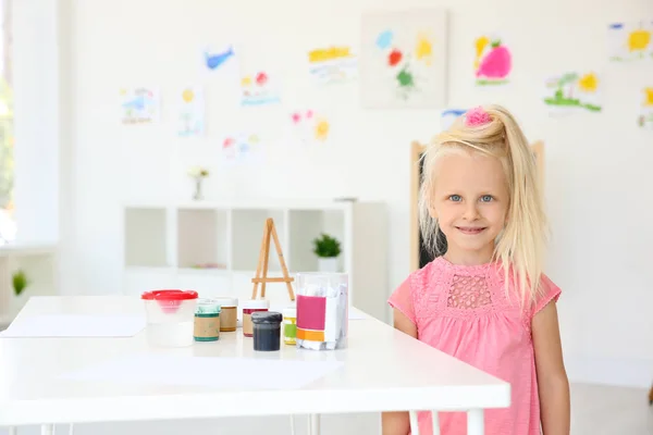 Liten flicka på målning lektion i klassrummet — Stockfoto