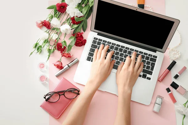 Hände von Beauty-Bloggerin mit modernem Laptop — Stockfoto