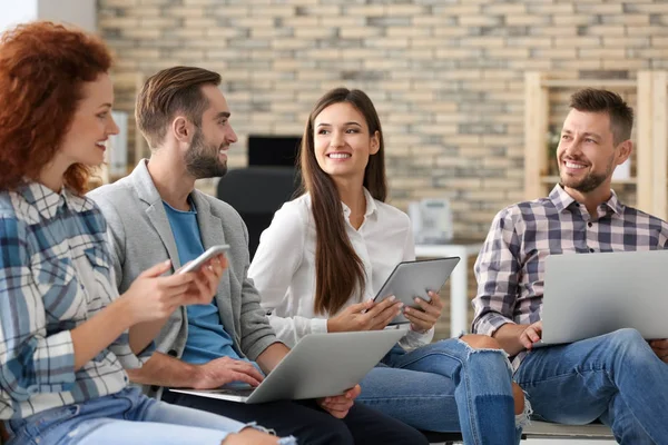 Team di giovani professionisti che conducono incontri di lavoro in ufficio — Foto Stock