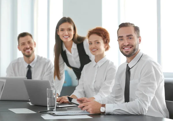 Zespół młodych profesjonalistów, prowadzenie spotkań biznesowych w biurze — Zdjęcie stockowe