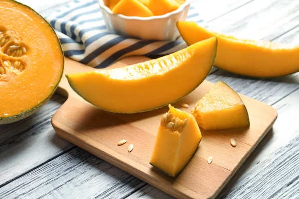 Tabla de cortar con melón en rodajas —  Fotos de Stock