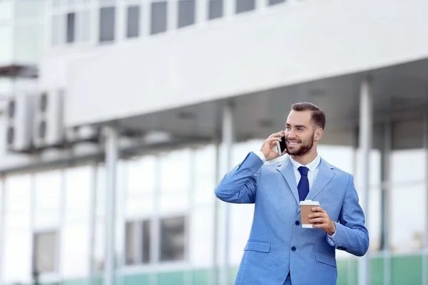 Pohledný muž v elegantním obleku, venku — Stock fotografie