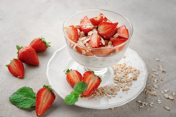 Délicieux dessert aux fraises fraîches — Photo