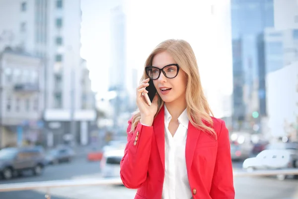 Žena mluví na mobilu — Stock fotografie