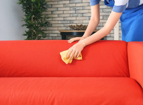 Kvinna rengöring soffan — Stockfoto