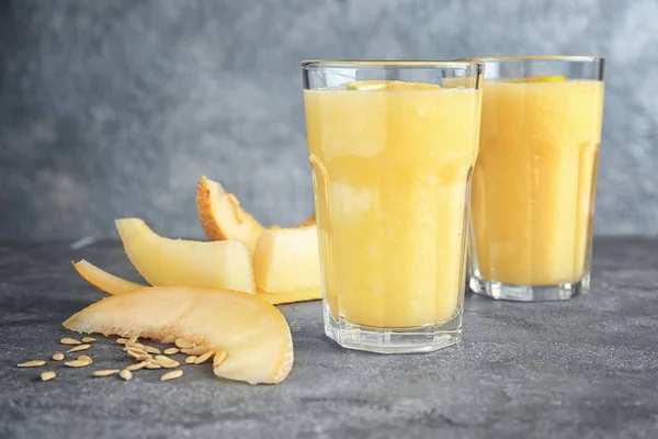 Glasögon av färsk melon smoothie på bord — Stockfoto