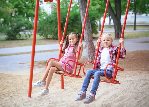 Ragazze carine sul parco giochi — Foto Stock