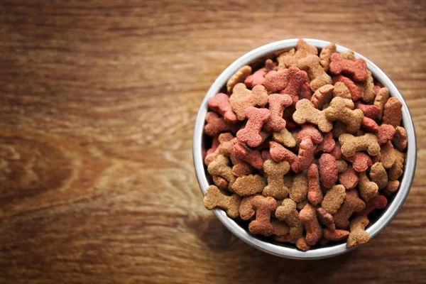 Собачья еда в миске — стоковое фото
