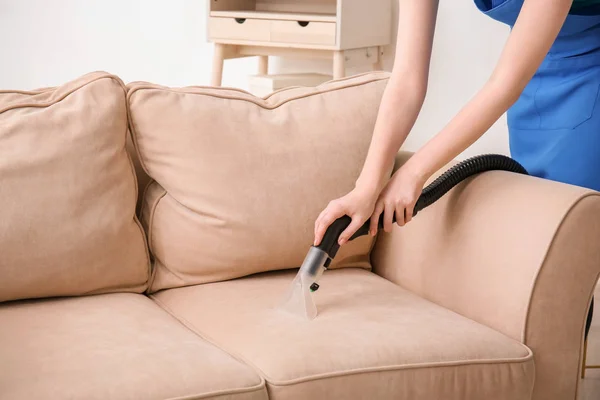 Woman cleaning couch — Stock Photo, Image