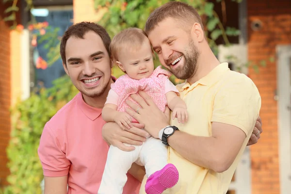 Férfi homoszexuális pár elfogadott kislány, szabadban — Stock Fotó