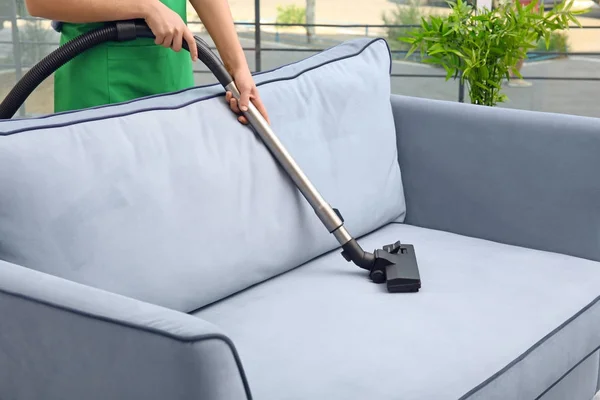 Woman cleaning couch — Stock Photo, Image