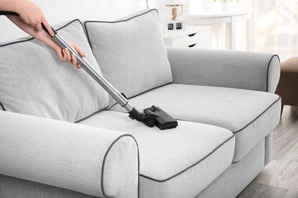 Wanita membersihkan sofa — Stok Foto