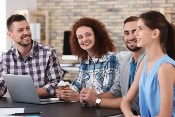 Equipo de jóvenes profesionales que trabajan en la mesa en la oficina — Foto de Stock