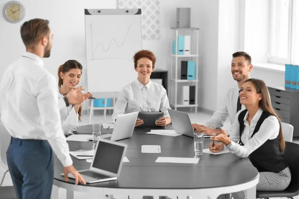 Equipo de jóvenes profesionales que realizan reuniones de negocios en la oficina — Foto de Stock