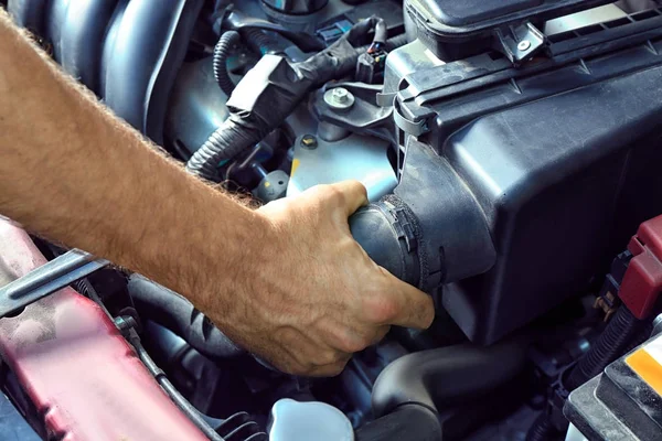 Car mechanic at work — Stock Photo, Image