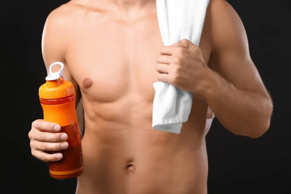 Jovem segurando garrafa com batido de proteína — Fotografia de Stock