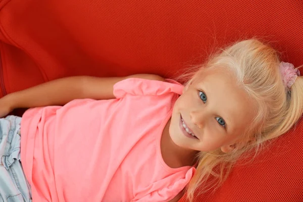Sevimli sarışın kız kanepede kapalı yalan — Stok fotoğraf