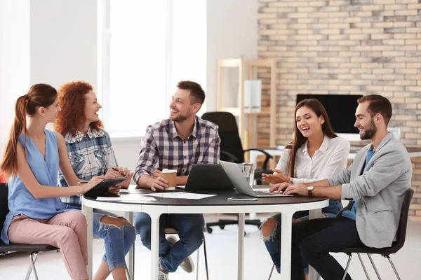 Équipe de jeunes professionnels conduisant une réunion d'affaires au bureau — Photo