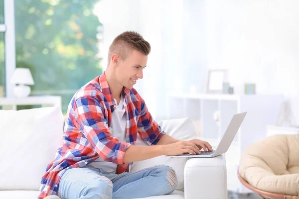 Jovem com laptop — Fotografia de Stock