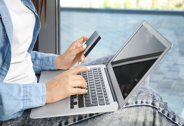 Mulher usando cartão de crédito e laptop — Fotografia de Stock