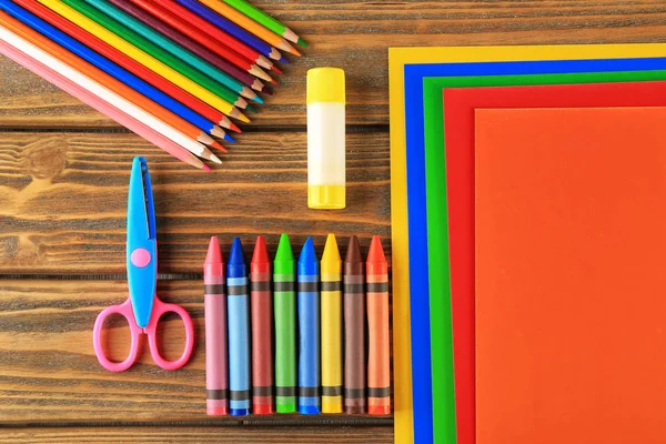 Composição com papel colorido, lápis e lápis de cor — Fotografia de Stock