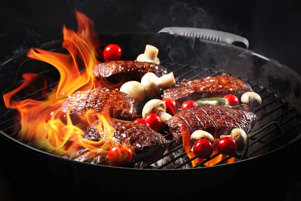 Vaření chutné maso se zeleninou — Stock fotografie