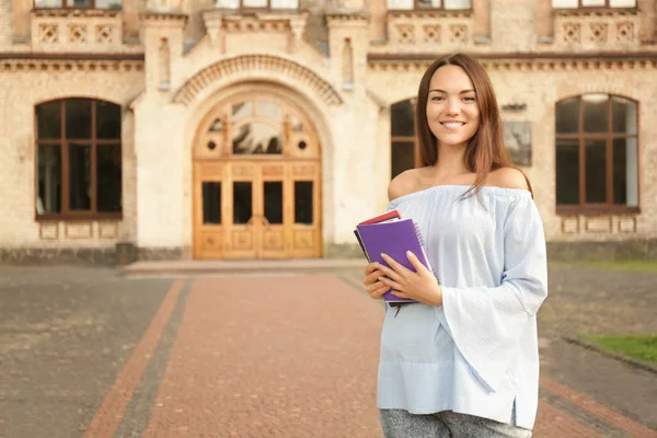 Junge Studentin in der Nähe von Universitätsgebäude — Stockfoto