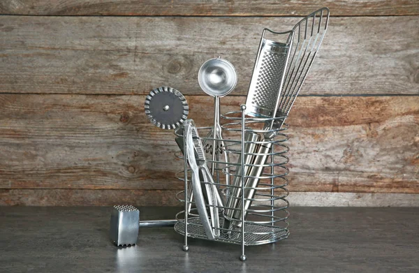 Soporte con utensilios de cocina en la mesa —  Fotos de Stock