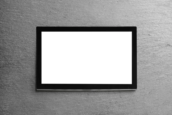 Σύγχρονη οθόνη τηλεόρασης σε φόντο γκρίζο τοίχο — Φωτογραφία Αρχείου