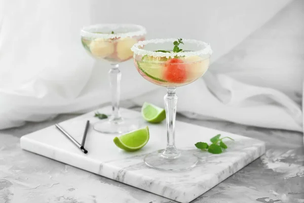 Cocktailglas med melon bollen drink på tabell — Stockfoto