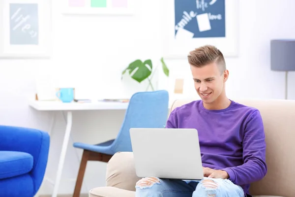 Joven con el ordenador portátil — Foto de Stock