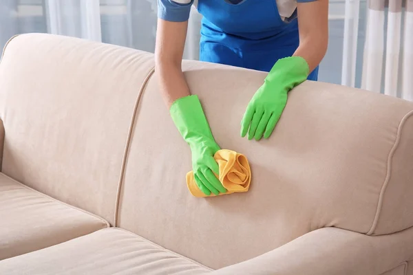 Nő tisztító kanapé — Stock Fotó