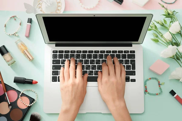 Hände von Beauty-Bloggerin mit modernem Laptop — Stockfoto