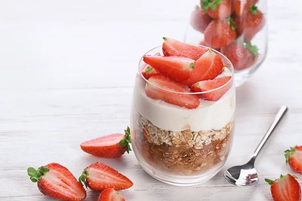 Leckeres Dessert mit frischen Erdbeeren — Stockfoto