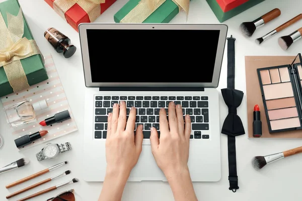 Händerna på skönhetsbloggare med modern laptop — Stockfoto