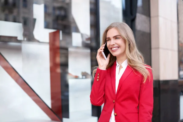 Mujer hablando en el móvil —  Fotos de Stock