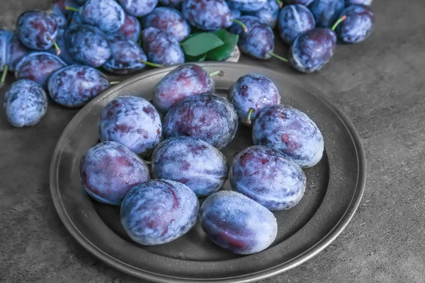 Plate with tasty ripe plums — Stock Photo, Image