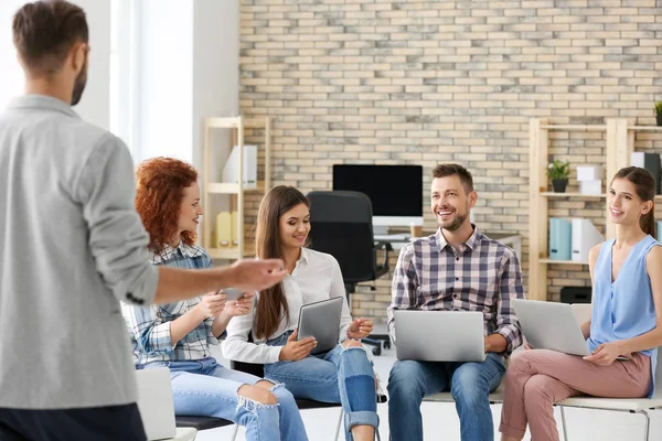 Team di giovani professionisti che conducono incontri di lavoro in ufficio — Foto Stock