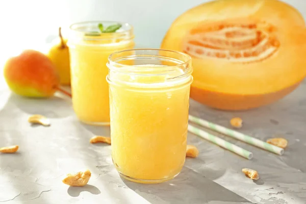 Burk av färsk melon smoothie på bord — Stockfoto