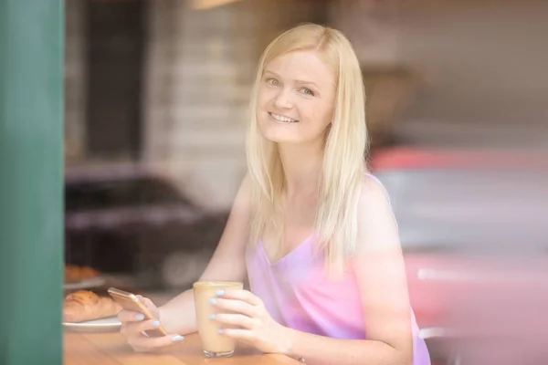 Belle jeune femme au repos dans le café — Photo