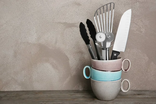 Metal kitchen utensils in vase — Stock Photo, Image