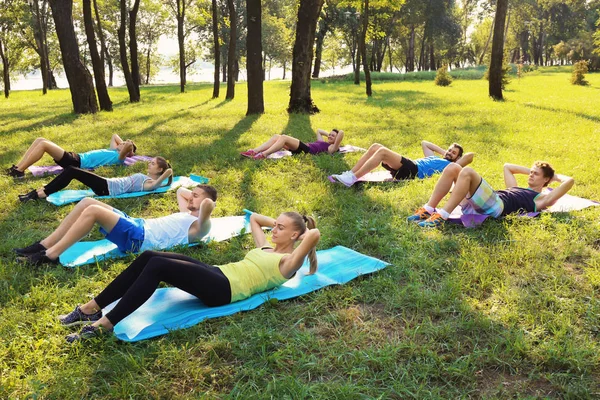 Formación de grupos de jóvenes en el parque — Foto de Stock