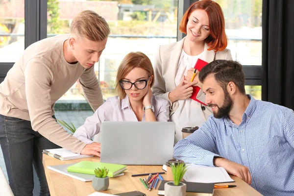 Grupo de jóvenes estudiantes con portátil que estudian en interiores —  Fotos de Stock