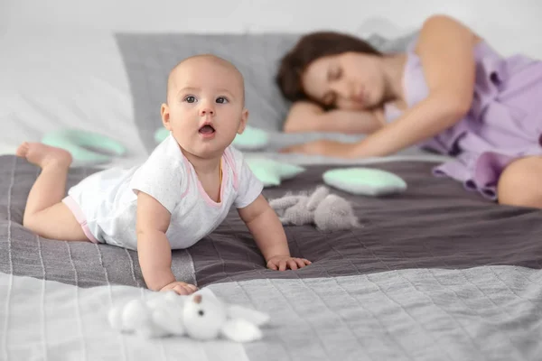 Lindo despertar bebé cerca durmiendo madre en casa — Foto de Stock