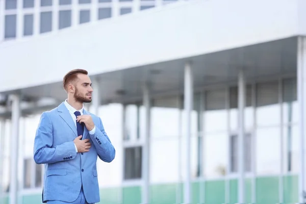 Pohledný muž v elegantním obleku, venku — Stock fotografie